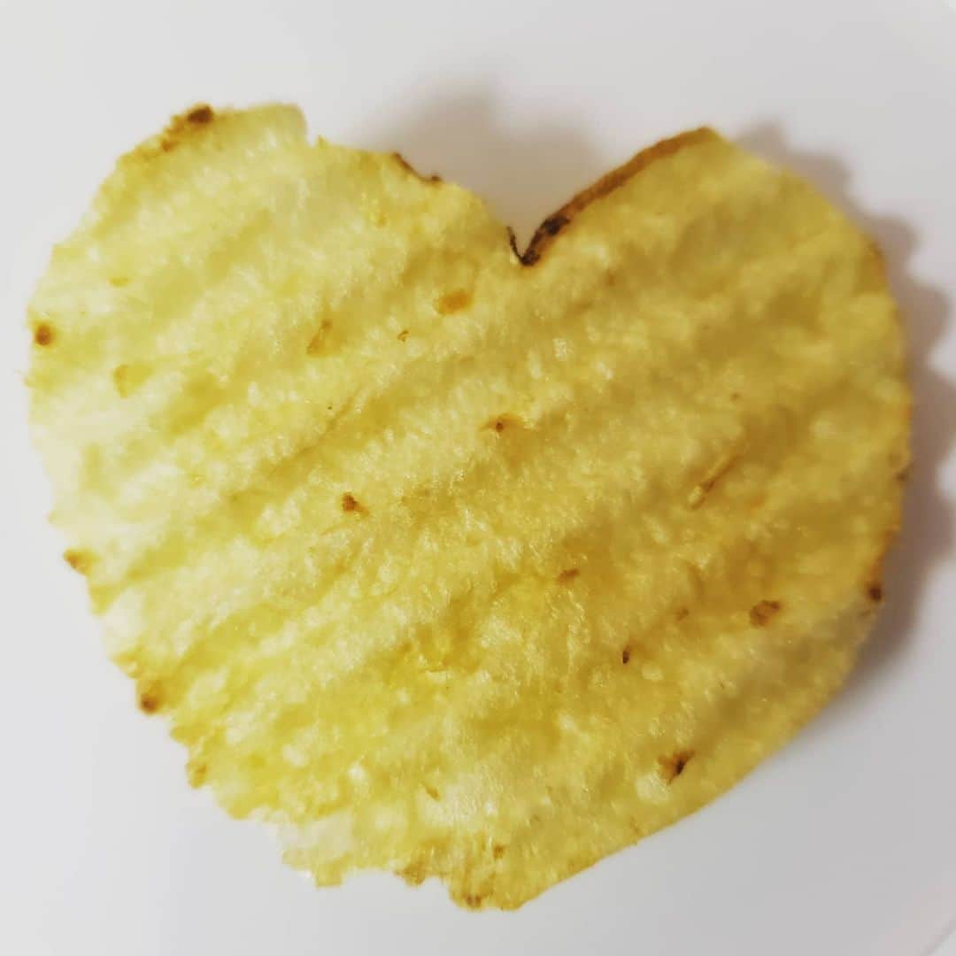 PJクォンのインスタグラム：「I love chips and it's nice to see that chips love me back! #surprise #yum」