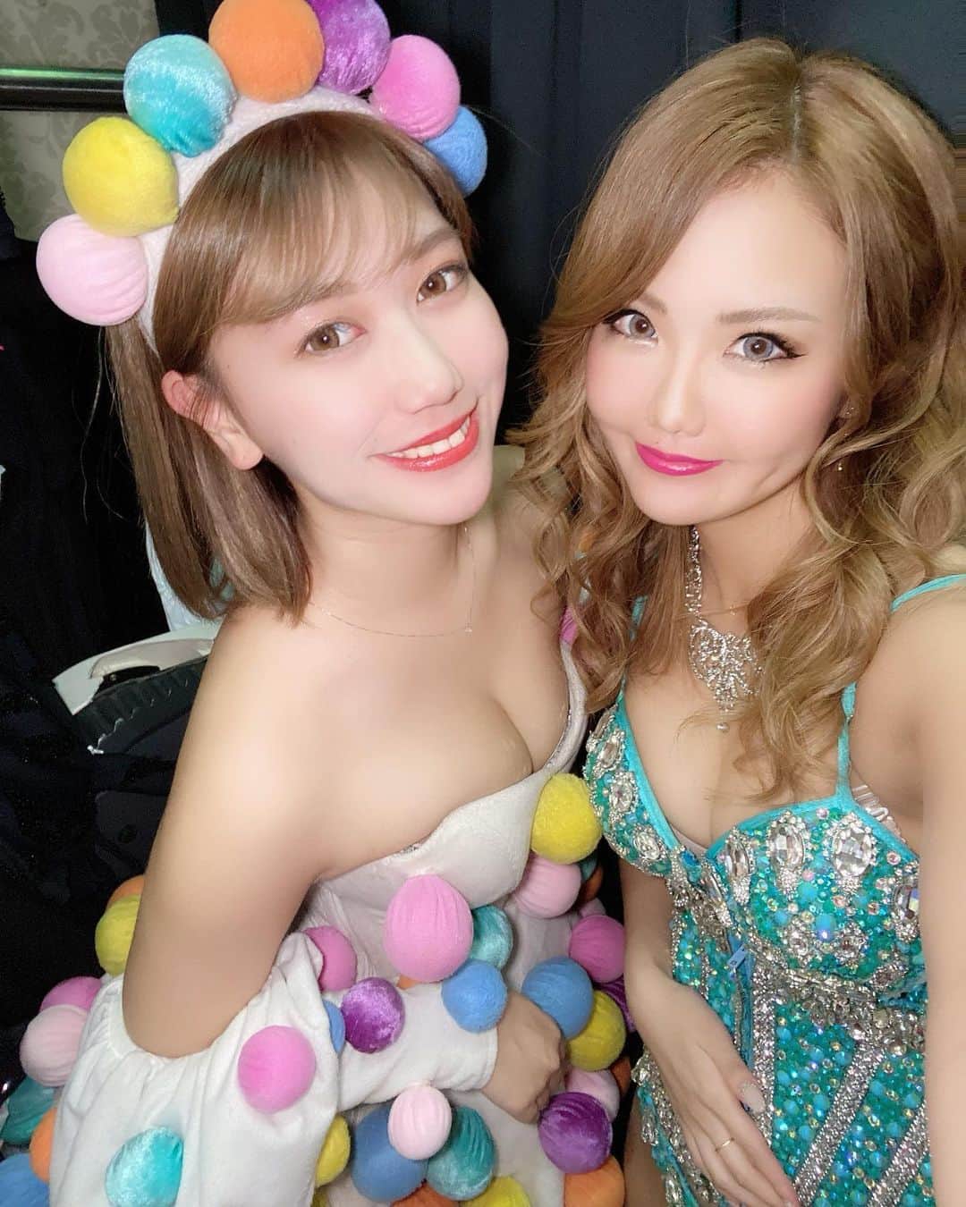 KARENのインスタグラム：「、 なにげにえまちゃんと撮るのはじめてかも！(❁´ω`❁) 、 、 #バーレスク東京 #バーレスク #バーレスク東京かれん #六本木 #ショーパブ #ショー #ダンス #burlesque #ショーガール #エンターテインメント  #burlesquetokyo #dance #roppongi #xoxo #girl #me #l4l #show #showgirl #dance #dancer #japan #japanesedancer #instagood #おうち時間　#stayhome #ダンス好きな人と繋がりたい」