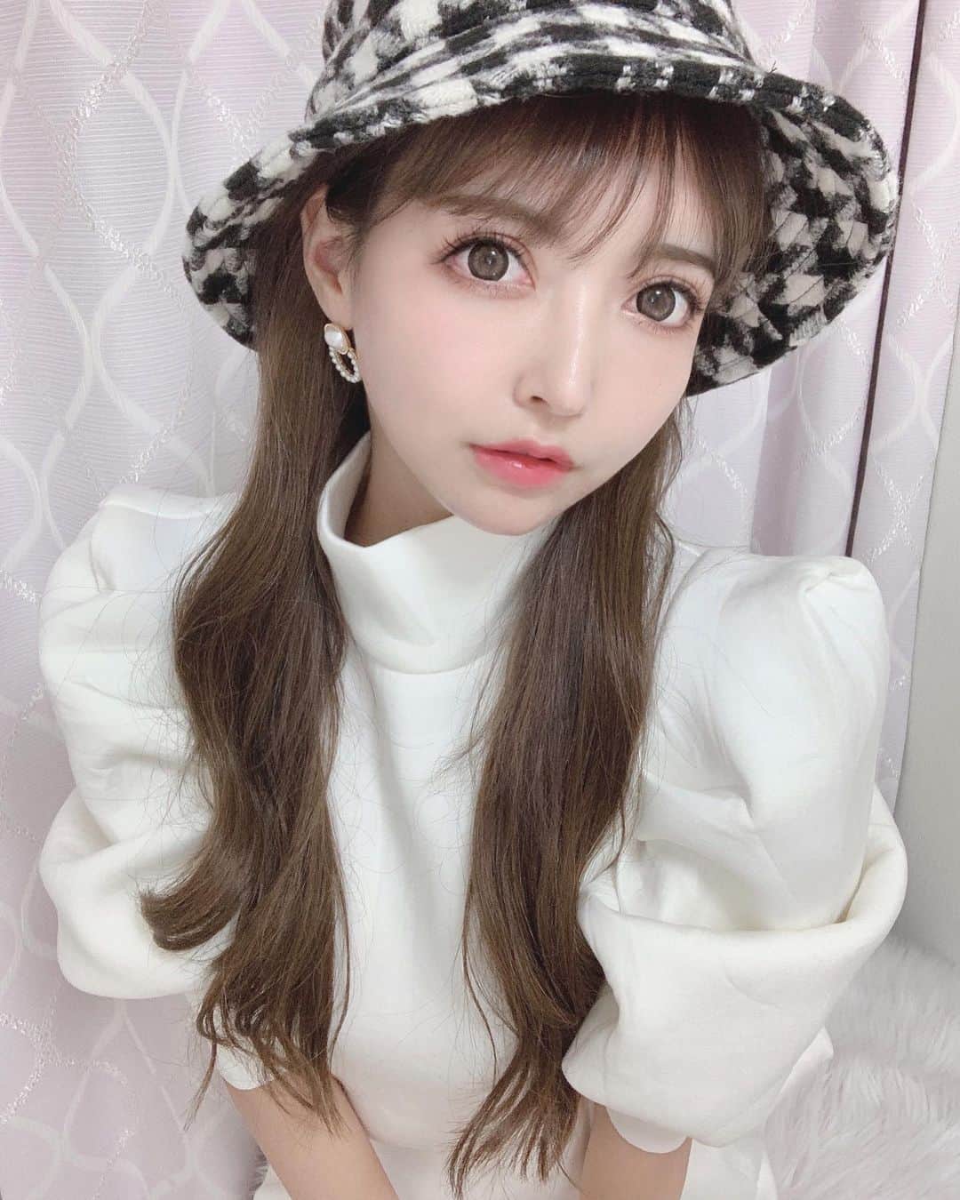 のインスタグラム：「パフスリーブワンピース🥺💓 めちゃくちゃ可愛かった！ ホワイトとブラック迷ったけど ホワイトがやっぱり可愛過ぎた…！ . ボリューム感あるし 生地もしっかりしてるし良き🙌💕 (@roseaura131 )のだよ！ . #今日のコーデ #コーデ#code#ワンピース#お気に入り#パフスリーブワンピース #パフスリーブ#自撮り#セルフィー」