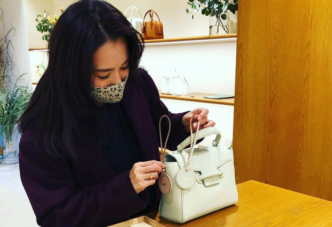 桐山マキさんのインスタグラム写真 - (桐山マキInstagram)「. . . New bag👜♡ Thank you for the special Xmas gift♡ @vasic_japan   バニラカラーの”Ever“ 着物にも合う👘　  ホリデーシーズン限定で オリジナルチャーム が作れるそう😍  私は、 同じバニラカラー✖️オレンジ にしました🧡  めちゃ入るし 上品で素敵 ヘビロテ間違いなし👜♡  #vasic  #vasicnewyork  #vasicjapan  #vasic_aoyama #ema #fashion  #bag #love #myfavorite  #nyc #ny発 #ヴァジック #エマ #バッグ #可愛い過ぎる #沢山入る #ヘビロテ #クリスマスプレゼント #ありがとうございます #マーシー今年もお世話になりました #いつもありがとう #らぶ #🧡」12月7日 0時33分 - maki_kiriyama