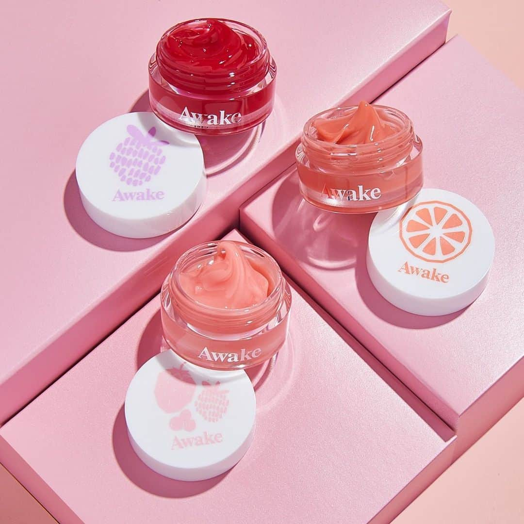 Tarte Cosmeticsさんのインスタグラム写真 - (Tarte CosmeticsInstagram)「Hydrate your pout for 12-hrs with our @Awakeskin Stock Up This Kissmas vegan lip mask trio! This set comes with our best-selling daytime lip mask in 3 limited-edition scents: 🍓 raspberry 🍇 mixed berries 🍊 grapefruit Pick it up now on Awakebeauty.com for only $15 USD (a $24 USD value)! #bottledbeautysleep #awakebeauty」12月7日 0時35分 - tartecosmetics