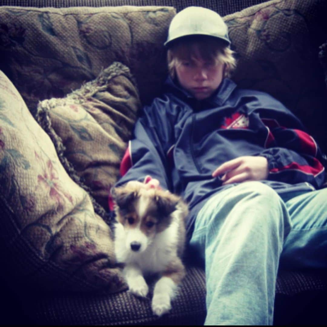 ナターシャ・ピュリッチのインスタグラム：「Swipe for 16 years of unconditional love from Mr.T 💜🐶 #OHfurbaby #sheltiepup #truelove  #thegoodestboy」