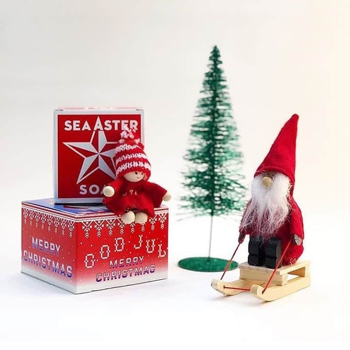C.O. Bigelowさんのインスタグラム写真 - (C.O. BigelowInstagram)「Everyone ❤️s a holiday soap! 🎅  Stock up on @kalastylesoap's cinnamon-apple spice Christmas Soap and green & woodsy Sea Aster Soap! ⭐️ 🎁⁠ 🎄」12月7日 0時45分 - cobigelow