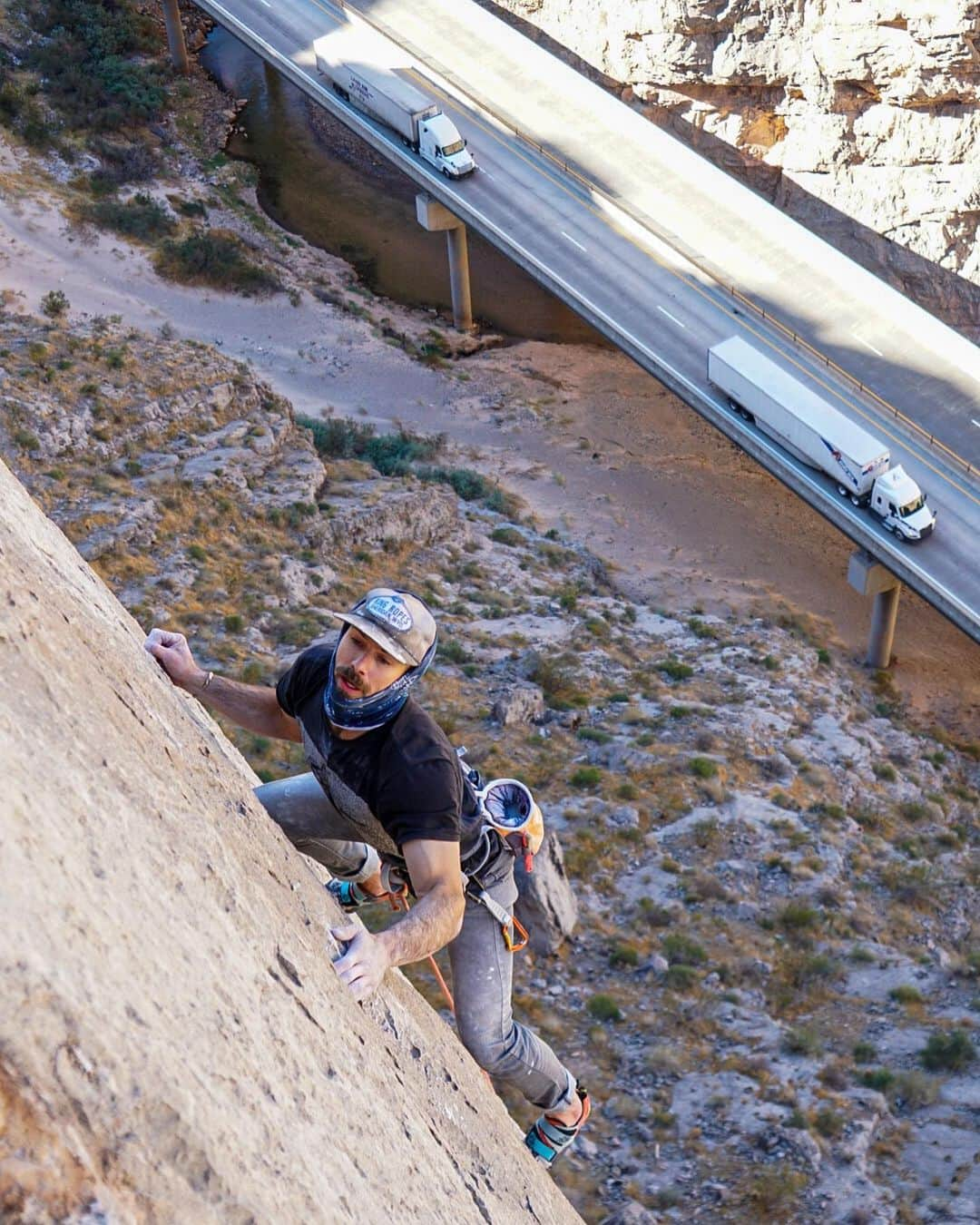 エミリー・ハリントンさんのインスタグラム写真 - (エミリー・ハリントンInstagram)「Sometimes it’s more fun to dangle on a rope and offer moral support while your friends get scared on runout slab than it is to actually climb yourself 🤨 // Took some days to chill and recharge at the majestic setting that is the VRG 🚛🚚🛣 and be a hobbyist photog. Thanks everyone for humoring me 📸💁🏼‍♀️ // @thenorthface // @kodiakcakes // @petzl_official // @lasportivana」12月7日 0時49分 - emilyaharrington