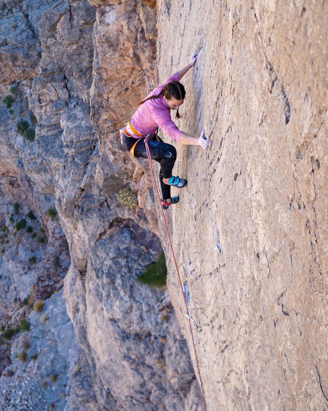 のインスタグラム：「Sometimes it’s more fun to dangle on a rope and offer moral support while your friends get scared on runout slab than it is to actually climb yourself 🤨 // Took some days to chill and recharge at the majestic setting that is the VRG 🚛🚚🛣 and be a hobbyist photog. Thanks everyone for humoring me 📸💁🏼‍♀️ // @thenorthface // @kodiakcakes // @petzl_official // @lasportivana」