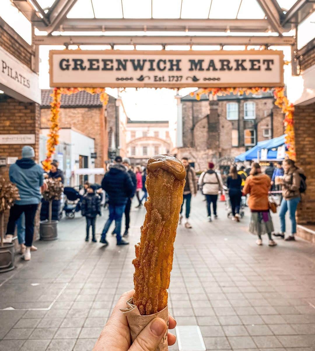 Eat With Steph & Coのインスタグラム：「Well this was YUM. Churros filled with dulce de leche or vegan chocolate. Or both 😏 Guess which I went for   📸 @thetessaproject」