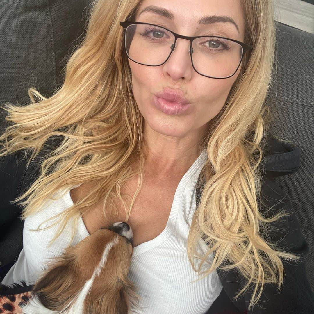 トリー・ウィルソンのインスタグラム：「. We love you. . Friendly reminder to STOP & savor a moment today. Even if a moment to savor is hard to find.🙏🏽🤍🦋 . Maybe that heartache, sadness, fear or failure is indeed actually the gift you needed for a better road? Have FAITH.」