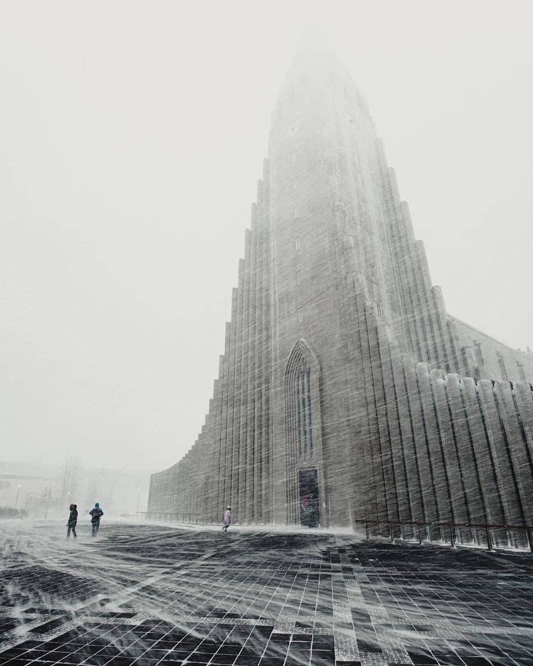 Discover Earthさんのインスタグラム写真 - (Discover EarthInstagram)「"Winter has now finally arrived in Iceland and it’s starting to get white all-over. This brings back memories to last winter when tourists would still brace the horizontal Icelandic snowstorms. Captured on January 9th 2020, I find it sometimes hard to believe just how much the world and our lives have changed within the same year."  This beautiful building is a church, called Hallgrímskirkja (Icelandic pronunciation : [ˈhatl̥krimsˌcʰɪrca], literally "church of Hallgrímur"). It is a Lutheran church (Evangelical-Lutheran Church of Iceland) located southeast of downtown Reykjavik, Iceland.  Its architecture is reminiscent of the basalt organs, present in large numbers in Iceland. It owes its name to the poet and pastor Hallgrímur Pétursson, author of the "Passion Psalms", a major text in the history of Icelandic literature. Because of its size, it is often considered, wrongly, as a cathedral.  Beautiful picture, don't you think?  #discovericeland🇮🇸 with @icelandic_explorer  . . . . .  #iceland  #everydayiceland  #igersiceland  #inspiredbyiceland  #icelandair  #wheniniceland ​#reykjavi  #mystopover  #ig_iceland  #icelandtravel  #visiticeland  #icelandic  #whyiceland  #exploreiceland  #church」12月7日 1時00分 - discoverearth