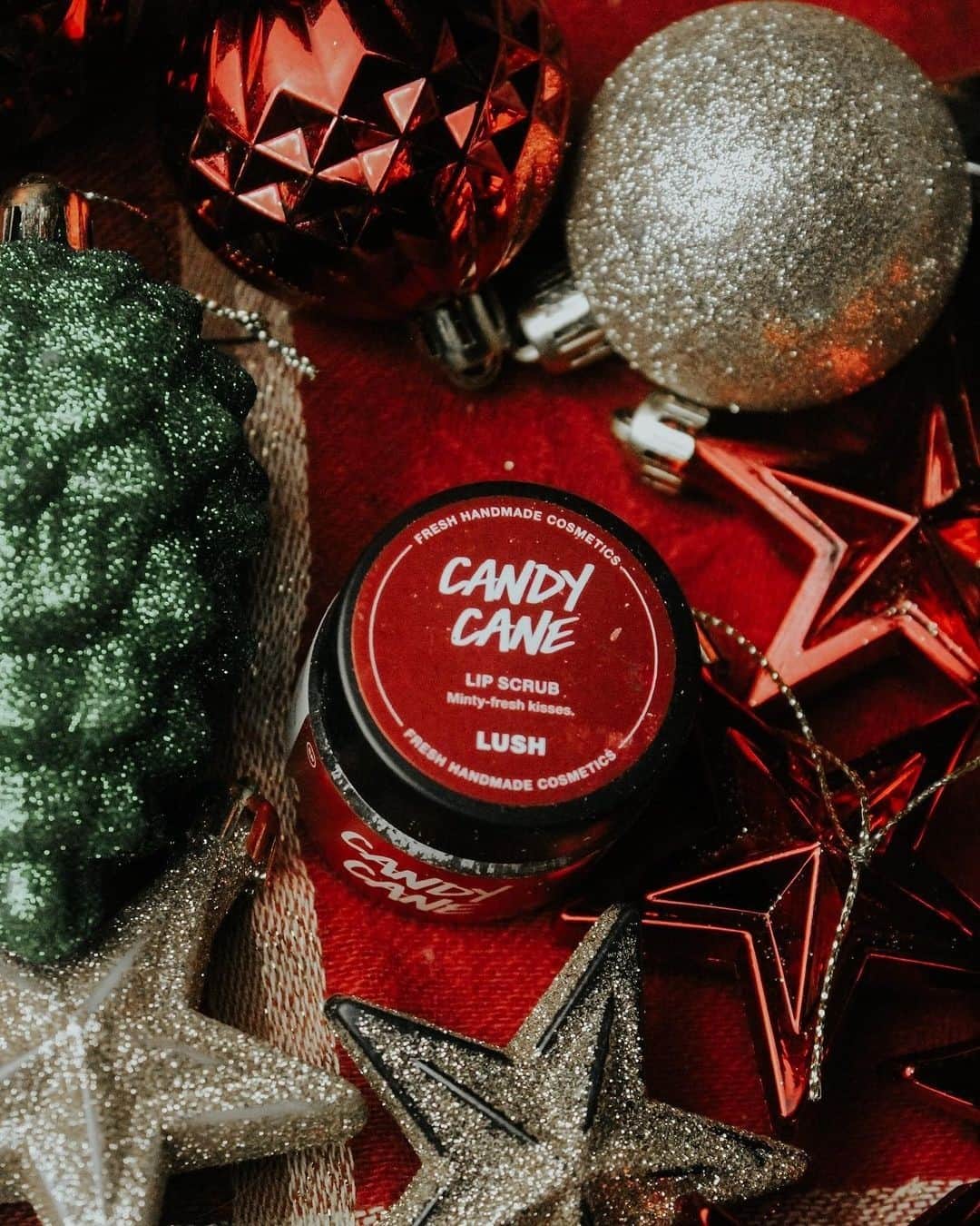 LUSH Cosmeticsさんのインスタグラム写真 - (LUSH CosmeticsInstagram)「Get holiday-ready with this pepperminty pout perfecter in three easy steps 💖⁠ ⁠ Step 1: Scoop up just a small amount of our castor sugar scrub⁠ ⁠ Step 2: Let this limited-edition holiday buffer soften even the driest lips with hydrating shea butter and jojoba oil⁠ ⁠ Step 3: Lick off the excess and enjoy the tingly mint sensation of peppermint, leaving your mouth sweeter and softer than ever.⁠ ⁠ Tap to shop this sweet stocking stuffer now. 🎁⁠ ⁠ 📸 @dreamybaths」12月7日 1時01分 - lushcosmetics