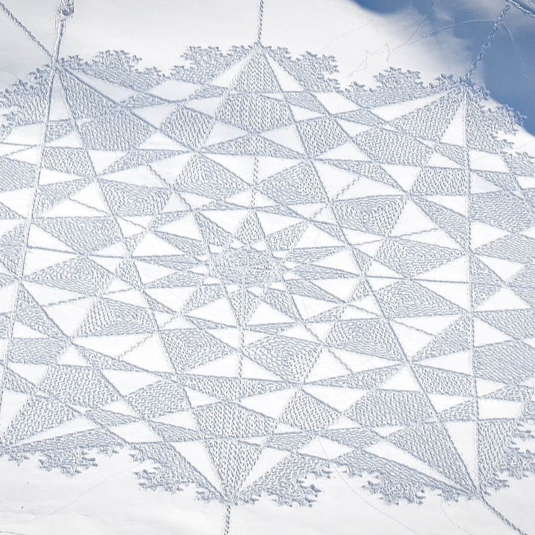 TED Talksのインスタグラム：「Is it 👽?!? Nope! While this wintry crop circle looks like it might have been created by a UFO, this complex snow design is *actually* 100% human. Artist Simon Beck creates kaleidoscopic ❄️ effects like this one by stomping thousands of meticulously placed footprints. His huge creations can take him up to 2 full days to complete — and often span the size of 6 soccer fields! And he has to be careful: A single misstep can cost him an entire day’s work. “It takes quite a lot of concentration and care not to make a mistake at some point,” he says, “which of course cannot be undone.” Visit the link in our bio to see more of this artist’s fancy footwork — and learn how to make snow art of your own! ⁠ [Photo: courtesy of @simonbeck_snowart]」