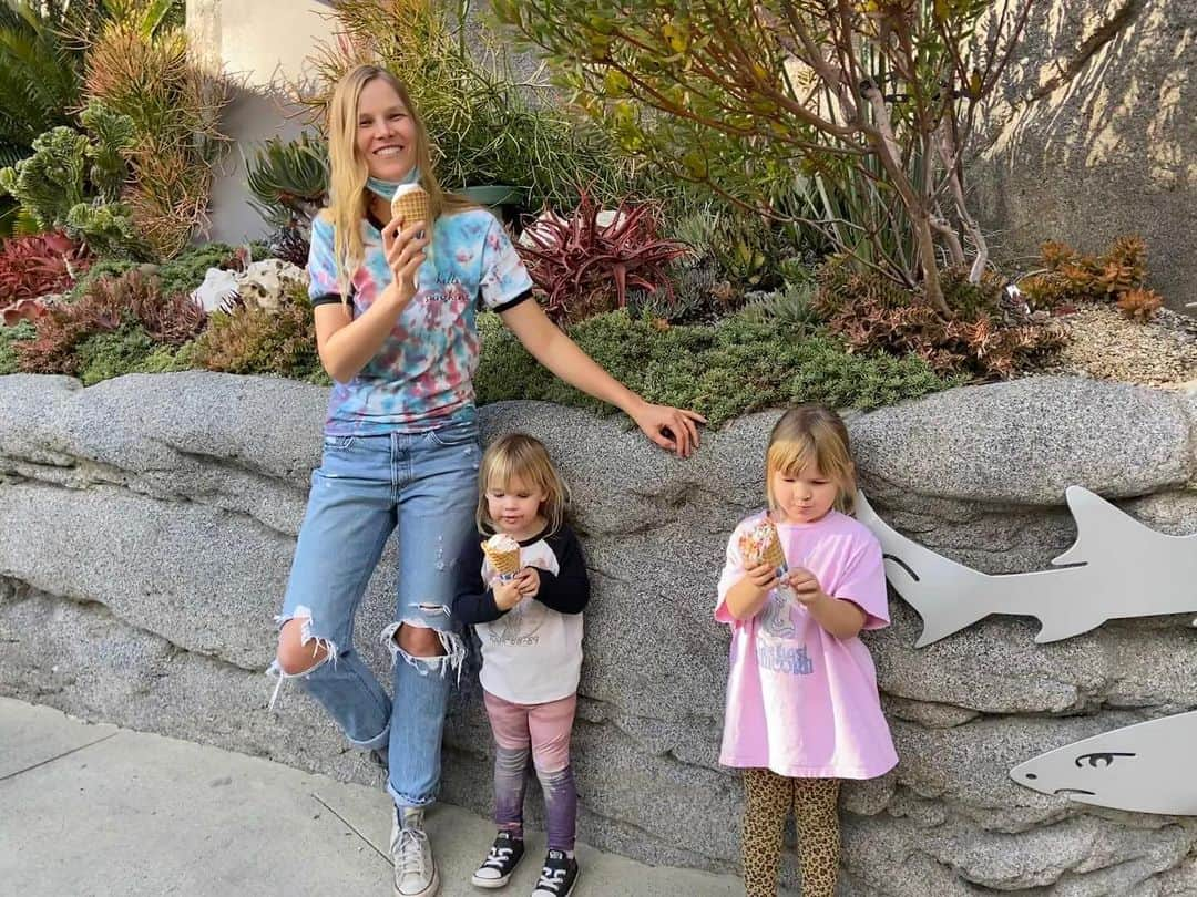 スヴィ・コポーネンのインスタグラム：「When life gives you a pandemic, put soft serve with sprinkles on it.」