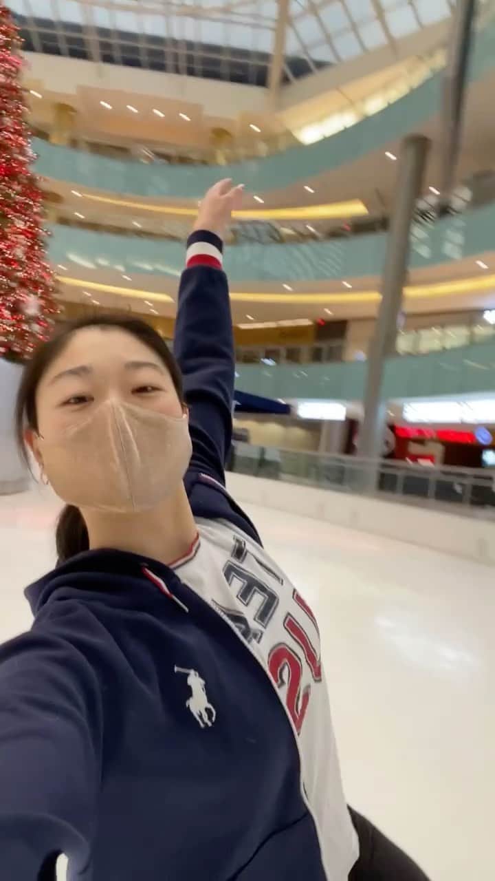長洲未来のインスタグラム：「It’s my favorite holiday of the season and I’m excited to be performing at the @galleriadallas today following Covid-friendly guidelines.   As a little kid my favorite part about being in shows was seeing everyone’s families coming in. As an only child and the rest of my family in Japan, I was really lucky that my friend’s parents would bring me flowers and cookies, which is probably why I’d get so excited to see them all coming in. 😂🍪  Now, my favorite part about doing shows is getting to skate with  future stars and seeing their genuine love for skating. Hopefully we get to skate with them next season 🥲🎄♥️  ⭐️: @icegirlash @ty_leduc @nicktraxler @knardo18 @galleria」