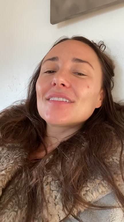 ブリアナ・エヴィガンのインスタグラム：「Was so so so gooooood to talk with you all. Sending so much love your way!!!! 🧡🧡🧡」