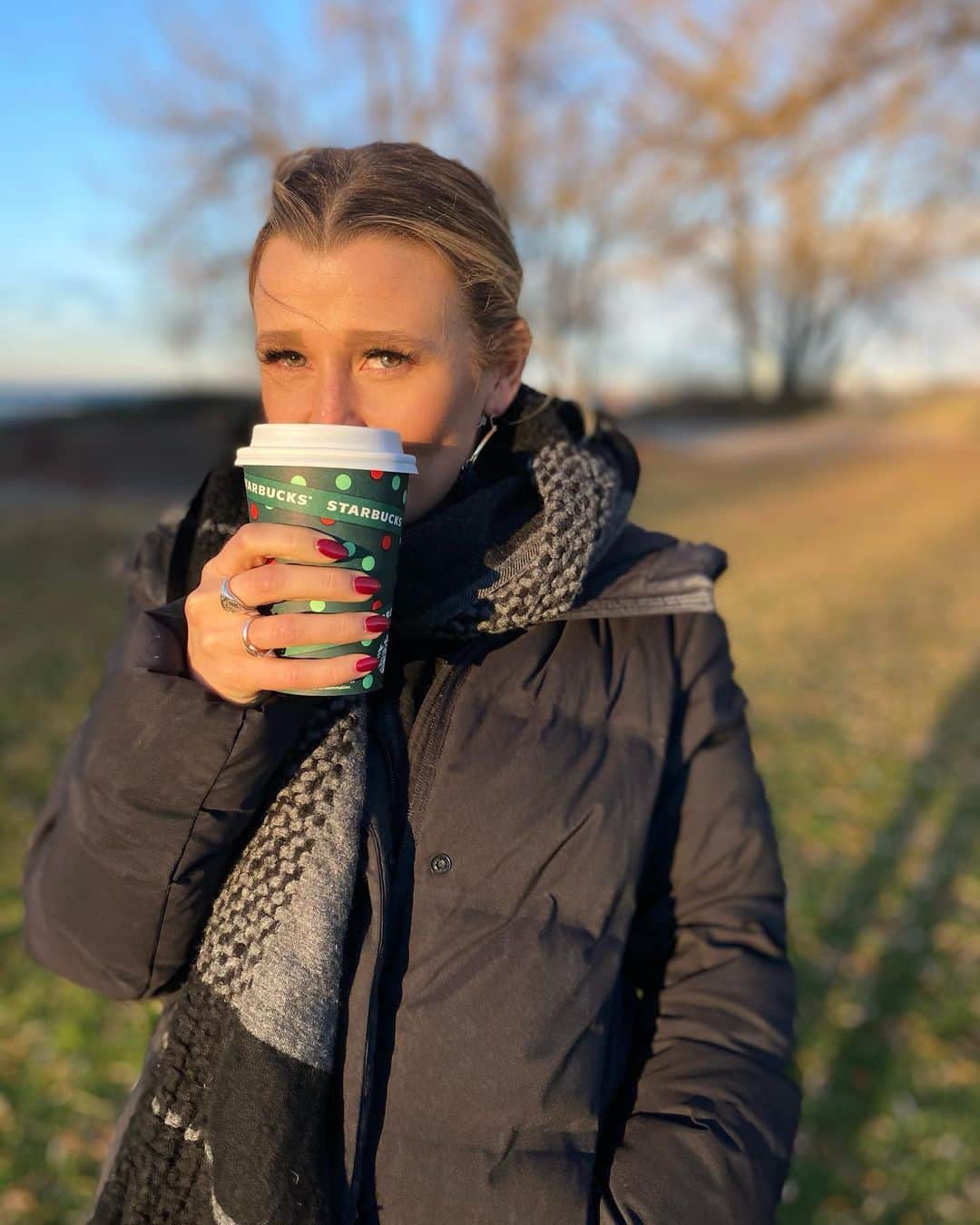 カーステン・ムーア＝タワーズのインスタグラム：「I don’t know what’s going on but it’s a lot.  • One sip at a time, we’ve got this. Happy Sunday ☀️」