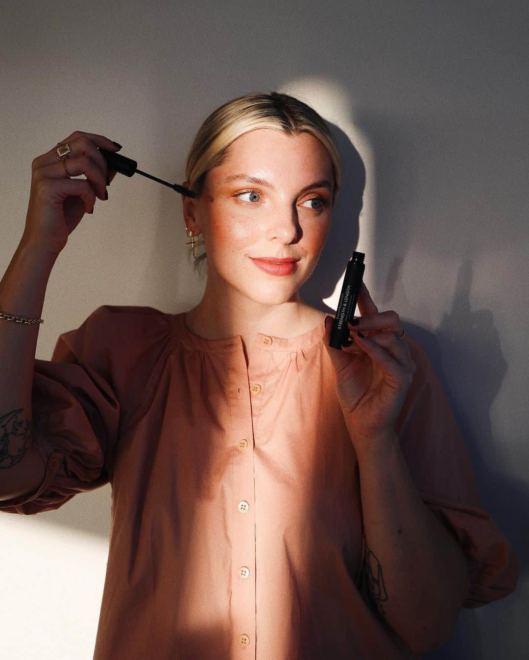 Estée Lalondeのインスタグラム：「AD / Catching the light and showing off the @baremineralsuk Strength and Length Serum-Infused Mascara which simultaneously conditions the lashes. I am utterly in love with the paddle brush because it lifts and defines each individual lash-no wiggling or tugging required! It makes my lashes look full, lengthened and separated. By far the best vegan/cruelty free mascara I've ever tried. 10/10! #bareMineralsPartner #CleanBeauty #BareBeauties」