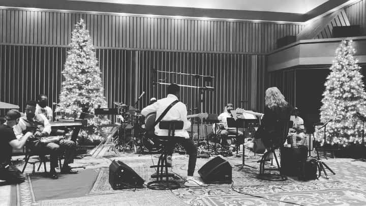 トーライ・ケリーのインスタグラム：「rehearsals for tomorrow night✨🎶 playing the whole album!! tune in on youtube🎄」