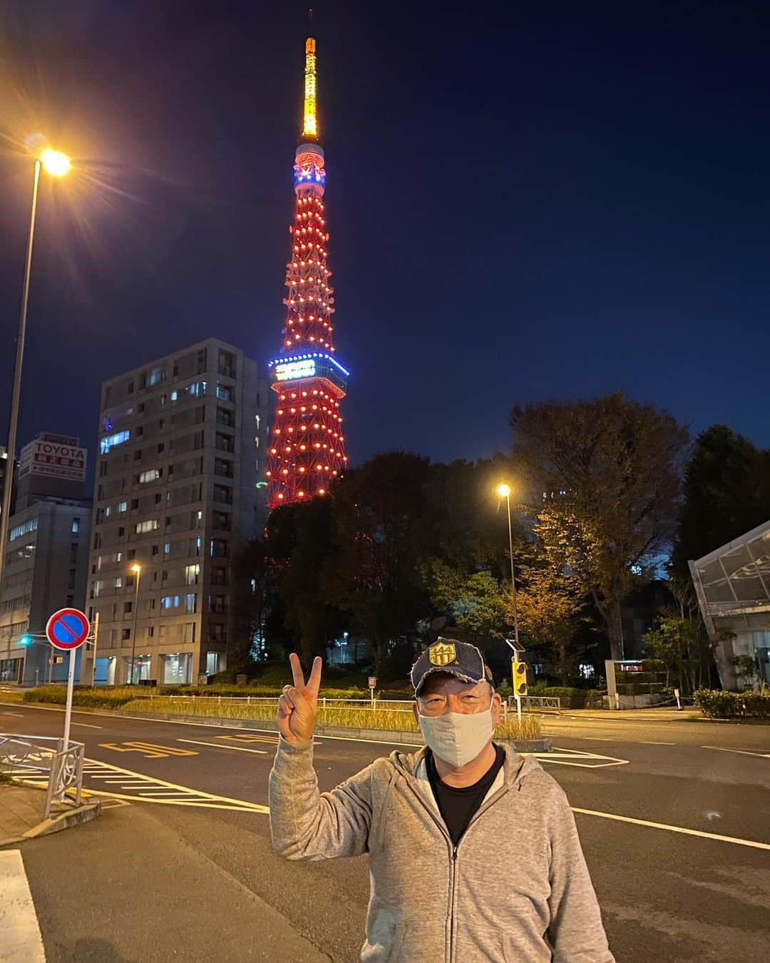 高木豊さんのインスタグラム写真 - (高木豊Instagram)「興味津々。 見に行ってきたよ。  坂本おじさん参上。笑  改めて、 2000本安打おめでとう！  3000本も楽しみ！  #いんすたばえ  #涼しい  #坂本勇人  #2000本安打  #東京タワー  #YouTube #高木豊  #坂本おじさん #興味津々」12月7日 1時22分 - takagi.1022