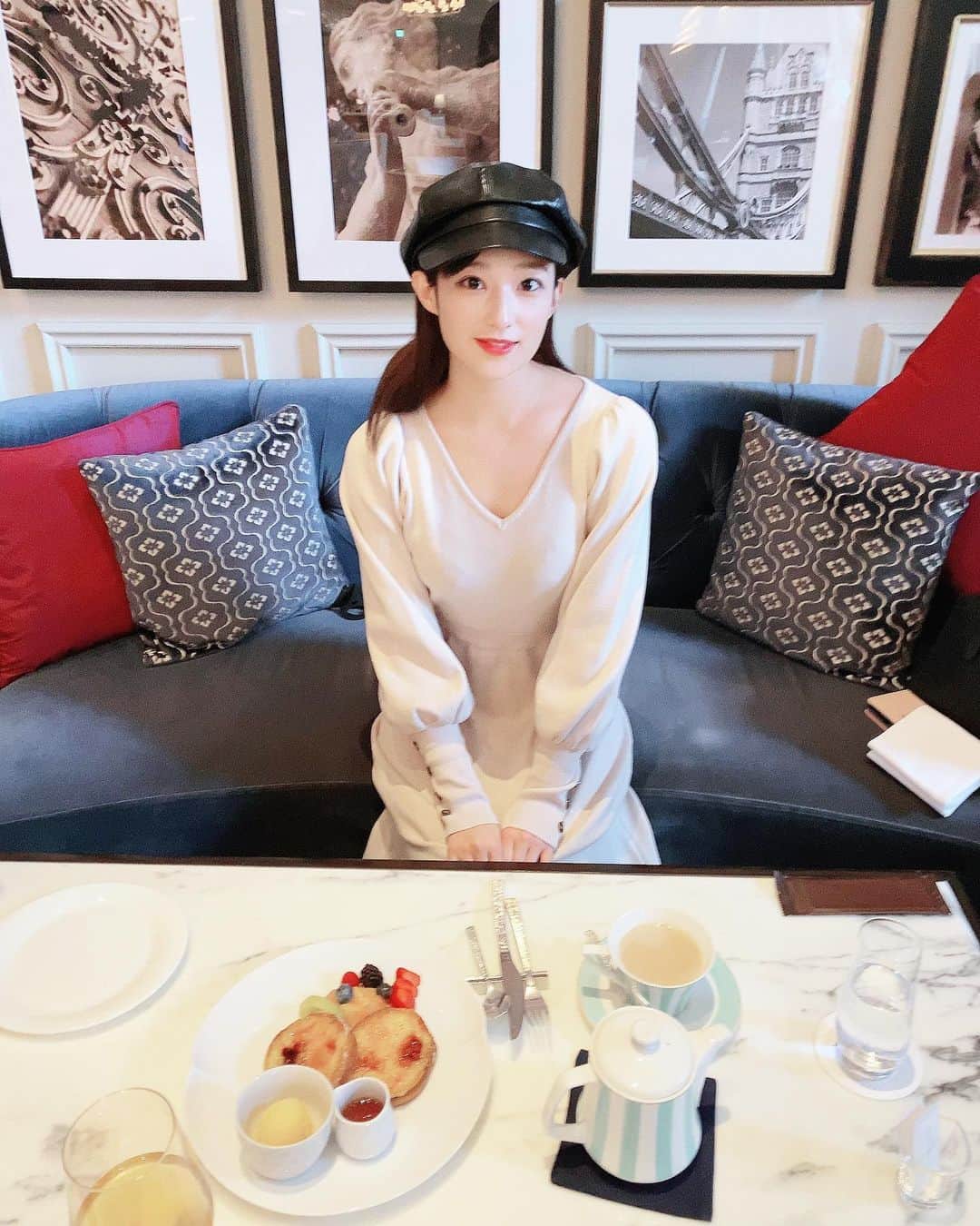 ミクのインスタグラム：「. . お母さんがいつも 「写真撮ってあげるー🧡」って 撮ってくれるんやけど 全部、苦笑いか半目か 何かの途中の表情だらけで 見返していつも笑ってしまう🙂 . .  #東京 #東京カフェ #東京ステーションホテル #アフターヌーンティー  　#東京ホテル　#丸の内　#tokyostationhotel #tokyotrip #afternoontea #tokyostation  　#frenchtoast」