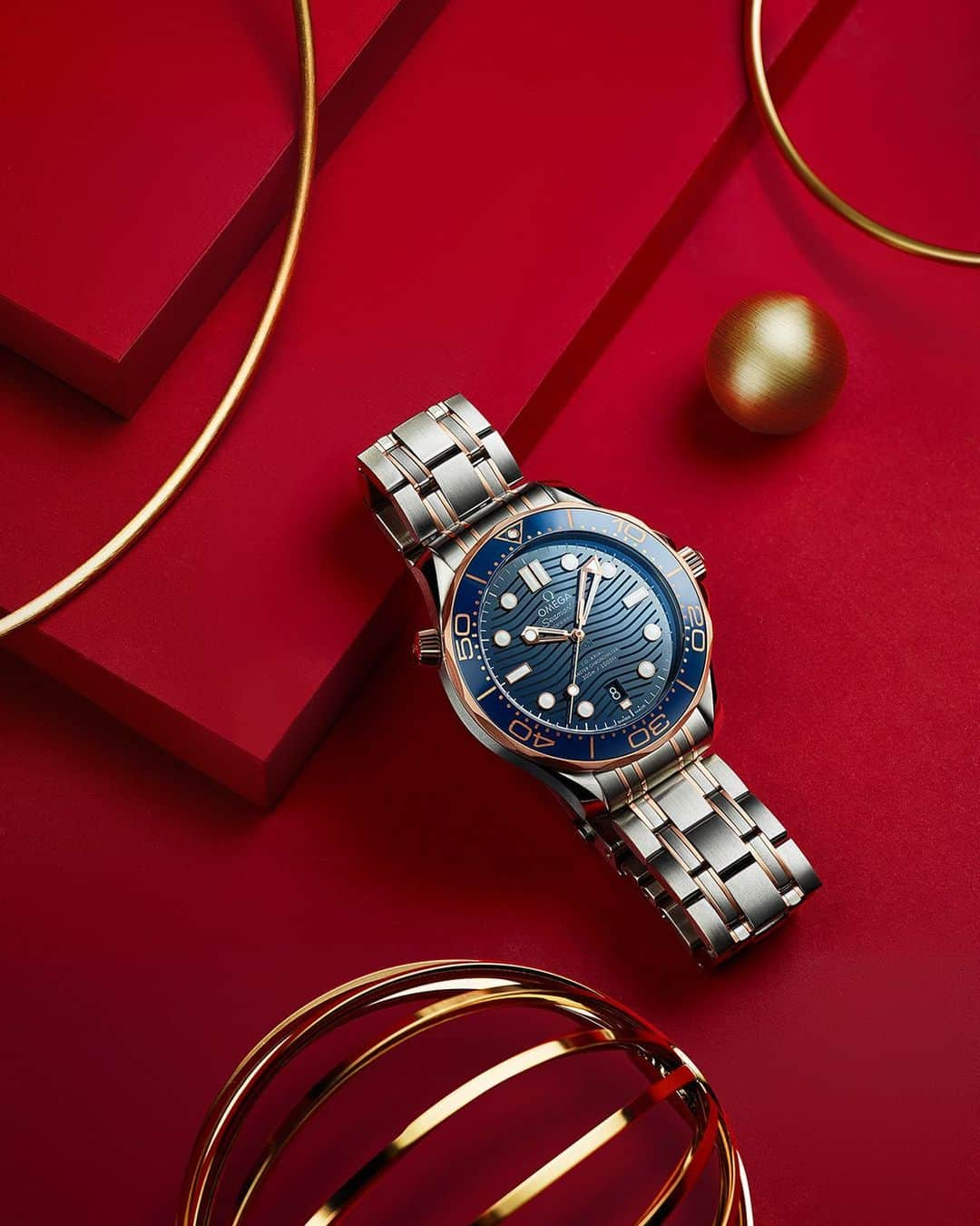 オメガさんのインスタグラム写真 - (オメガInstagram)「#SeamasterDiver From under the tree to beneath the waves. #OMEGA’s Diver 300M.」12月7日 1時20分 - omega