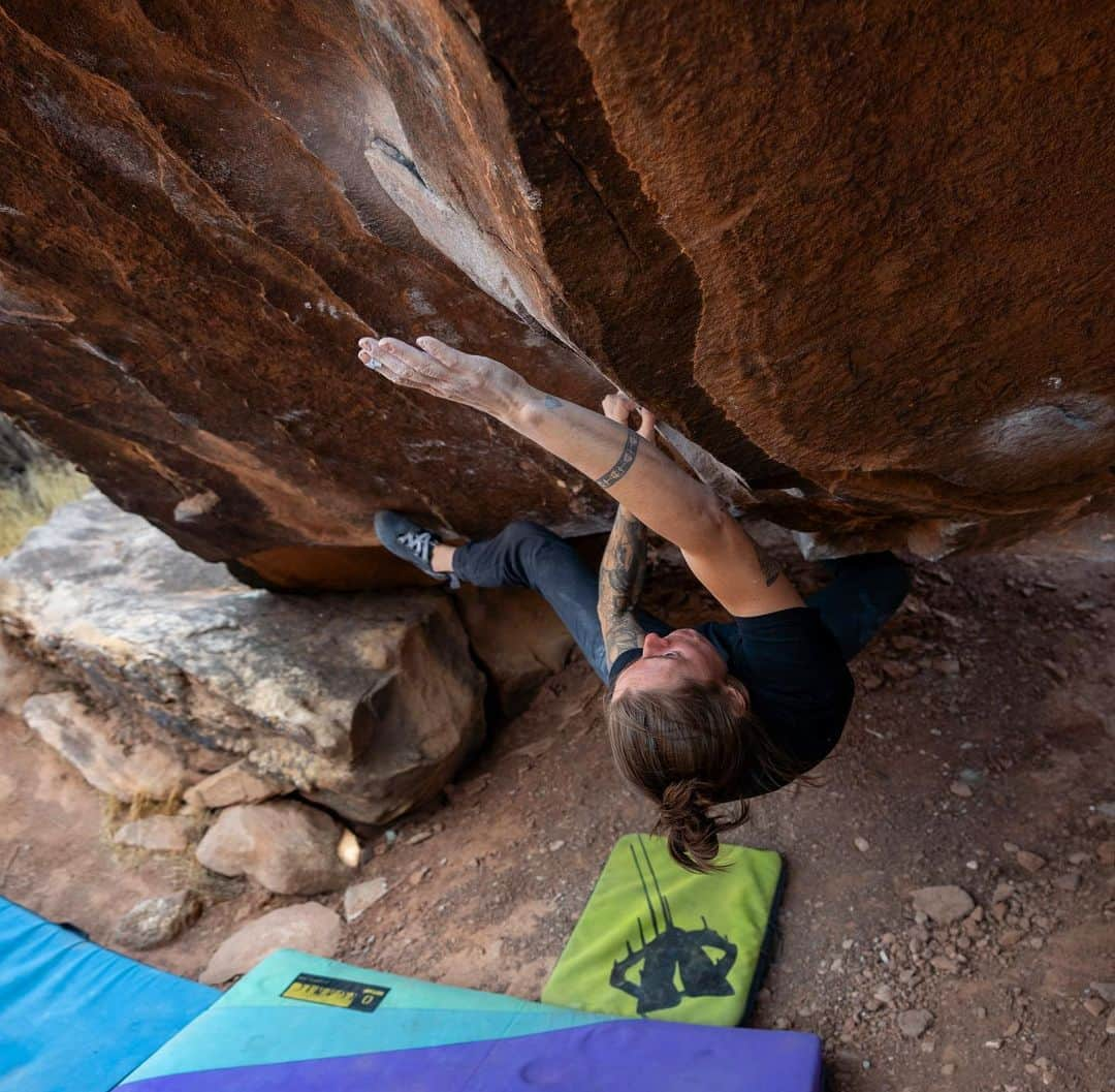 アレックス・ジョンソンさんのインスタグラム写真 - (アレックス・ジョンソンInstagram)「Show of Hands V11/8A 🤚 Donno why my index wasn’t interested... some people drop the pinks, I drop the points?! ☝️Training my TC apparently. Stoked on this one! Even let out a little rawr on the send!  📷 @breesframes  👐 @ally.dorey  📍 Paiute」12月7日 1時27分 - alexjohnson89