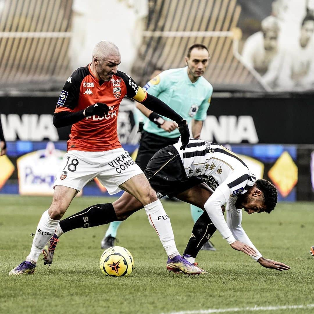 リーグ・アンさんのインスタグラム写真 - (リーグ・アンInstagram)「👍 @angers_sco assure à domicile face au @fclorient ! (2-0) . Angers cruise at home. . #Angers #SCO #Ligue1UberEats #Lorient #FCL」12月7日 1時28分 - ligue1ubereats