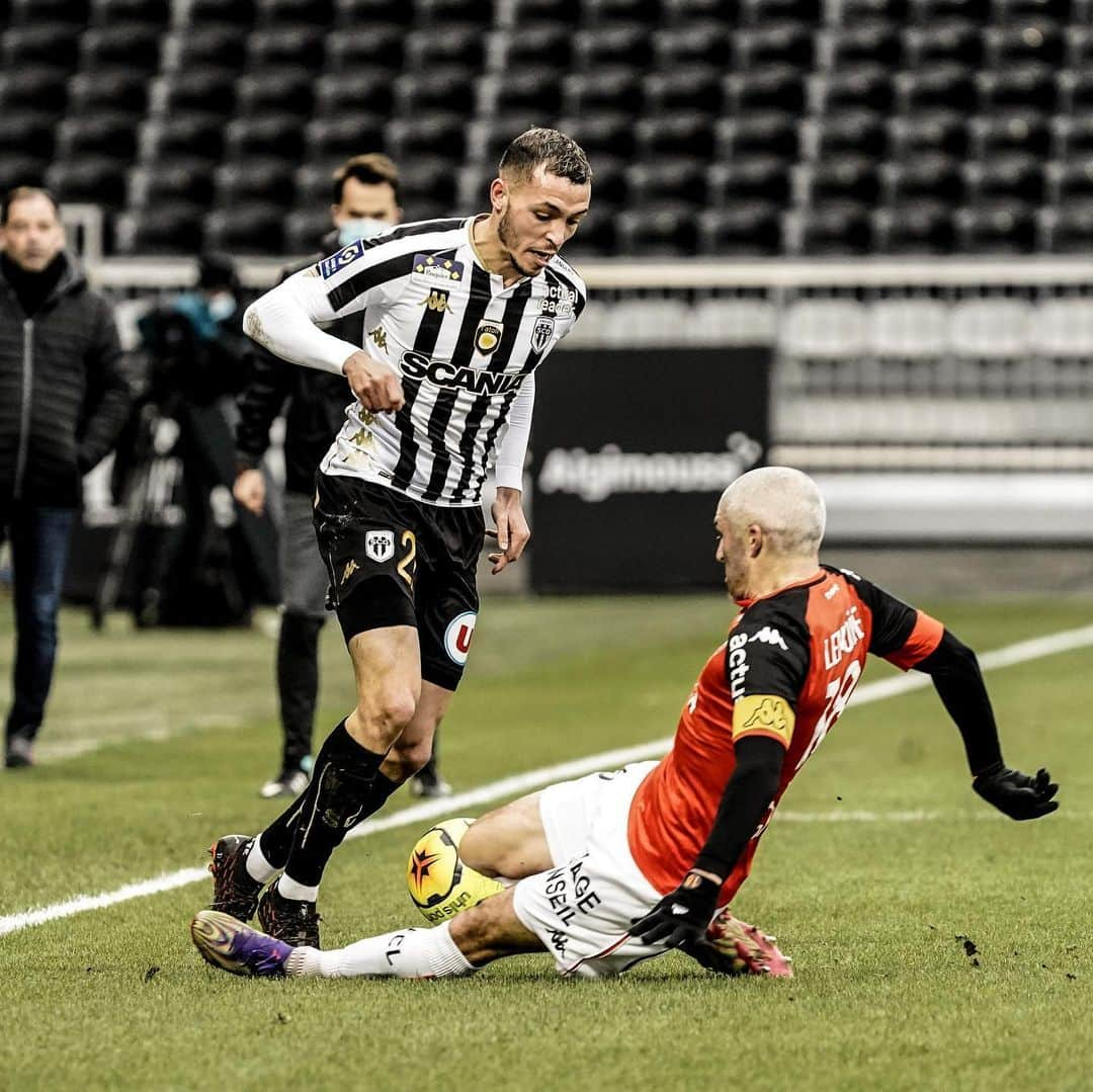 リーグ・アンさんのインスタグラム写真 - (リーグ・アンInstagram)「👍 @angers_sco assure à domicile face au @fclorient ! (2-0) . Angers cruise at home. . #Angers #SCO #Ligue1UberEats #Lorient #FCL」12月7日 1時28分 - ligue1ubereats