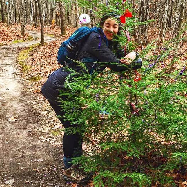 オボズさんのインスタグラム写真 - (オボズInstagram)「2020 has put our hugging quota in a deficit, so we’ve turned to some alternative methods 🌲💚🥾  📸  @kayleighhagenbuch . . . #truetothetrail #treehugging #trail #hiking #obozfootwear #oboz #christmastree #tree #newengland #backpacking」12月7日 1時30分 - obozfootwear