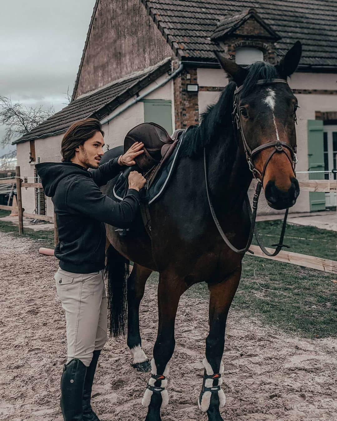 Enzo Cariniさんのインスタグラム写真 - (Enzo CariniInstagram)「Je vous présente Valmy 🐴  Photo prise avec le @googlepixel 5 fabriqué à partir de matériaux recyclables le rendu est juste incroyable 🐴🌲   #teampixel #cheval #horse #collaboration」12月7日 1時30分 - enzo_carini