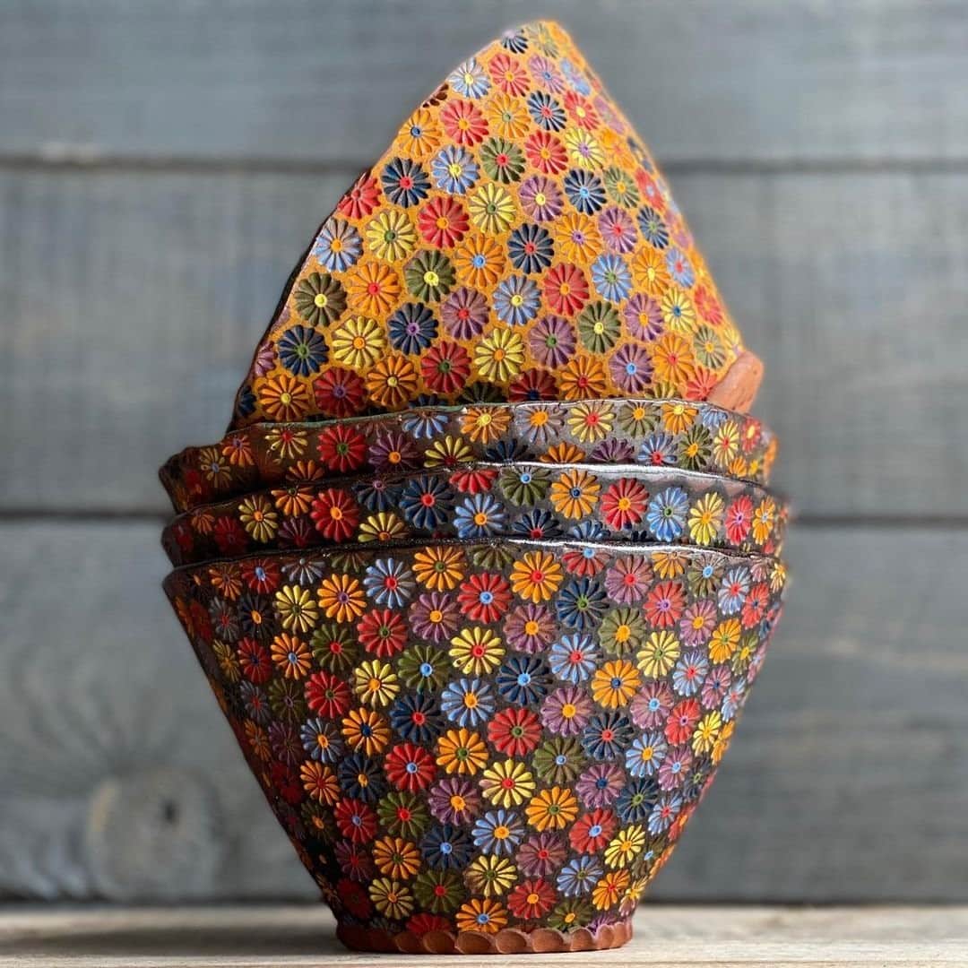 近藤麻理恵のインスタグラム：「There’s a story behind this stunning pottery. I’m flattered, @pinezenpottery! Read below. ✨  “Whether you are a Marie Kondo fan or not (how could you not be though 😆) it’s important to surround yourself with art, vessels, textiles and furniture, that spark joy when you see or use them. This idea of ‘sparking joy’ is the primary force behind my creative energy and making. The vessel is filled with the joy of expression and it’s my hope that it sparks joy in the user at the other end. It is a reciprocal relationship of sharing joy and connection—which we can always use more of in our lifetimes! 💛”」