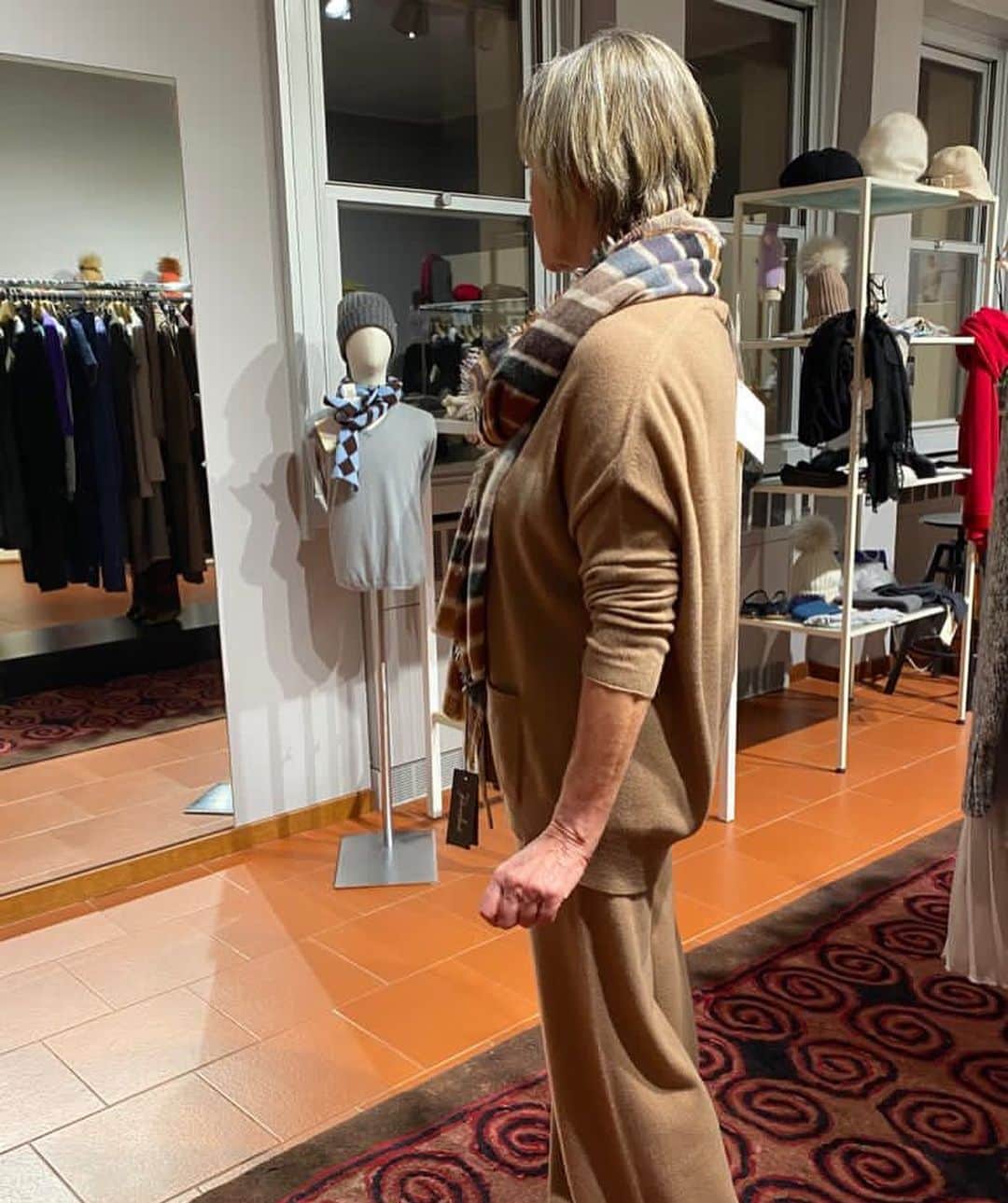 のインスタグラム：「Grazie alla dottoressa Gunelli per apprezzare il nostro stile e scegliere i nostri outfit!! 😍😍😍 Siamo in ottime mani, un plauso allla sanità della nostra città!! 😉😁  #ootd #outfitoftheday #outfitinspiration #cashmere #cashmerelove #cashmeresweater #classywomen #classystyle #classyoutfit #womenswear #womendoctors #womenstyle #womenfashion #shopping #shoppingtime #shoppingaddict #style #fashion #menstyle #mensfashion #italianstyle #forli #forlishopping #japan #nyc #italianfashion #qualityfashion #madeinitaly🇮🇹   📞📲 334 8330612   ☎️ 0543 758260」