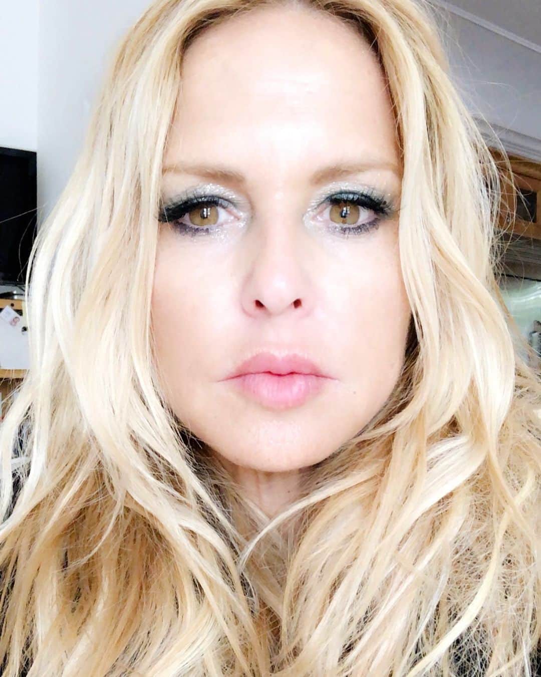 レイチェル・ゾーのインスタグラム：「Smokey eye #Sunday for no reason at all  with messy hair and #dontcare because #glamour is a state of mind . ✨💋💅🏻 XoRZ」