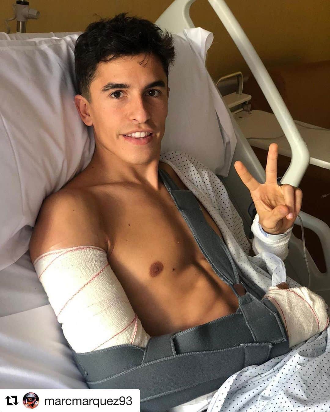 レプソル・ホンダのインスタグラム：「#Repost @marcmarquez93 ・・・ Muchas gracias a tod@s por los mensajes de ánimo que estoy recibiendo! Poco a poco me encuentro mejor, pero lo más importante en esta carrera es llegar a la línea de meta, y lo vamos a conseguir!!💪🏼 Thank you all for the messages of support! Little by little I feel better, but the most important thing in this race is to reach the finish line, and we will achieve it!! #MM93」