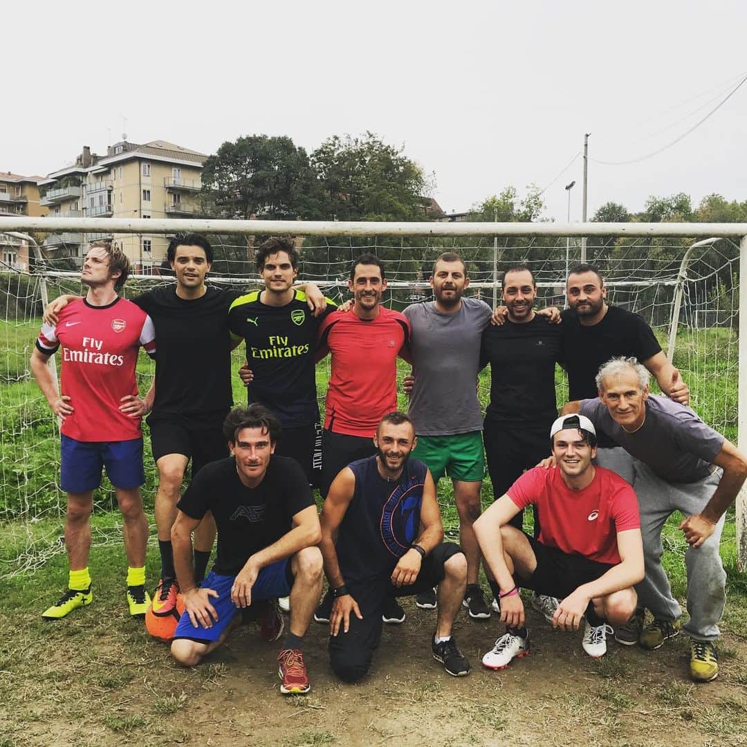 ダニエル・シャーマンのインスタグラム：「@mikelarteta just so you know @bradleyjames @ballumcake and I were undefeated in Italy. so if you need help for this North London Derby. We are here. @arsenal」