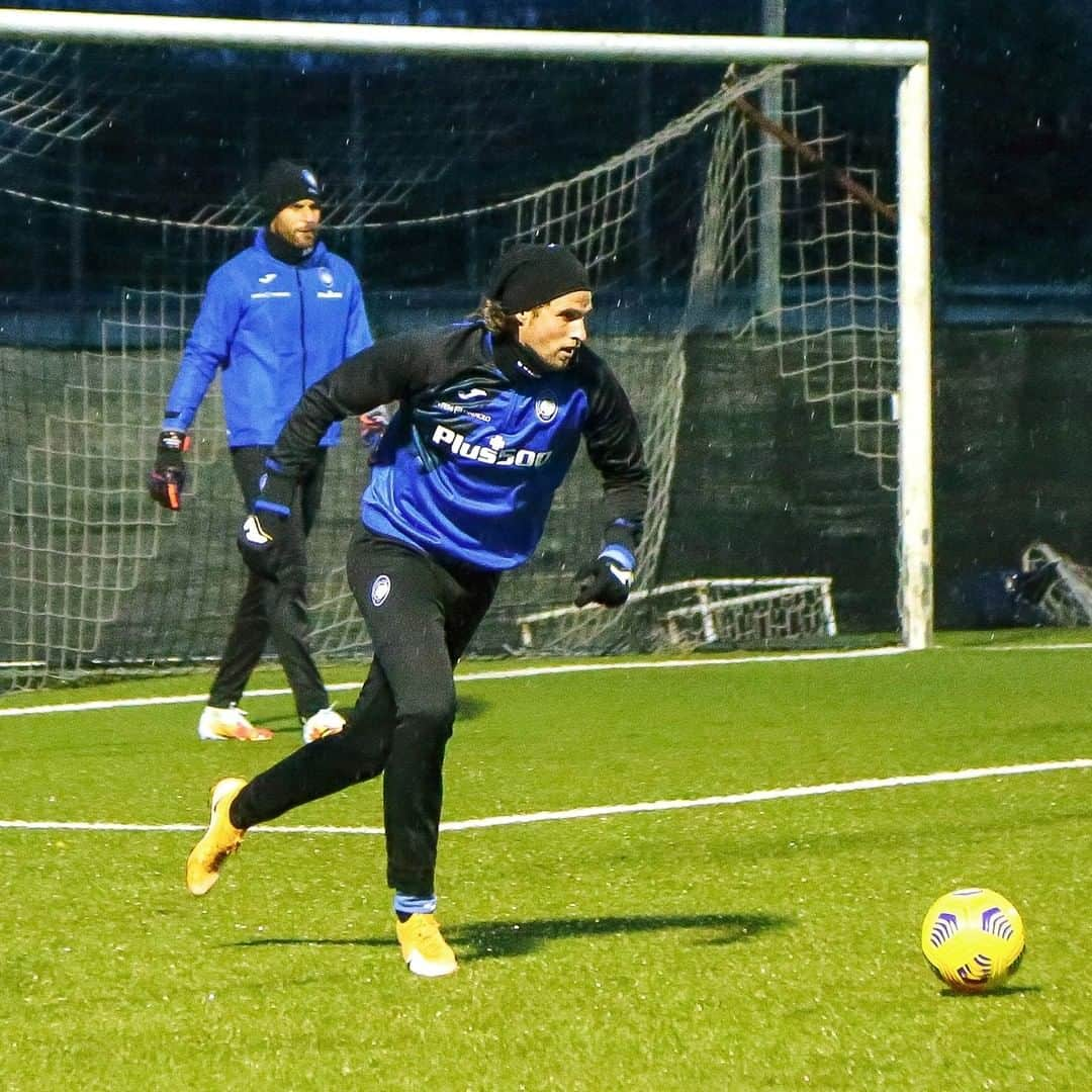 アタランタBCさんのインスタグラム写真 - (アタランタBCInstagram)「Niente partita? 🏋️‍♂️ Subito testa ad #AjaxAtalanta! Game postponed? ➡️💪 Training ahead of the #UCL!  #GoAtalantaGo ⚫️🔵 #Atalanta #BergAMO #ForzaAtalanta #training #football」12月7日 1時44分 - atalantabc