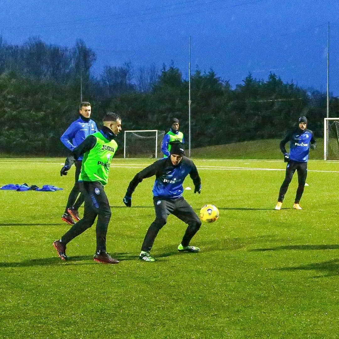 アタランタBCさんのインスタグラム写真 - (アタランタBCInstagram)「Niente partita? 🏋️‍♂️ Subito testa ad #AjaxAtalanta! Game postponed? ➡️💪 Training ahead of the #UCL!  #GoAtalantaGo ⚫️🔵 #Atalanta #BergAMO #ForzaAtalanta #training #football」12月7日 1時44分 - atalantabc