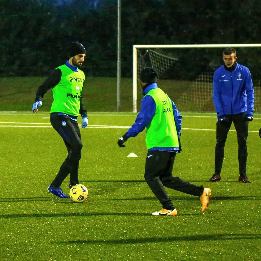 アタランタBCさんのインスタグラム写真 - (アタランタBCInstagram)「Niente partita? 🏋️‍♂️ Subito testa ad #AjaxAtalanta! Game postponed? ➡️💪 Training ahead of the #UCL!  #GoAtalantaGo ⚫️🔵 #Atalanta #BergAMO #ForzaAtalanta #training #football」12月7日 1時44分 - atalantabc