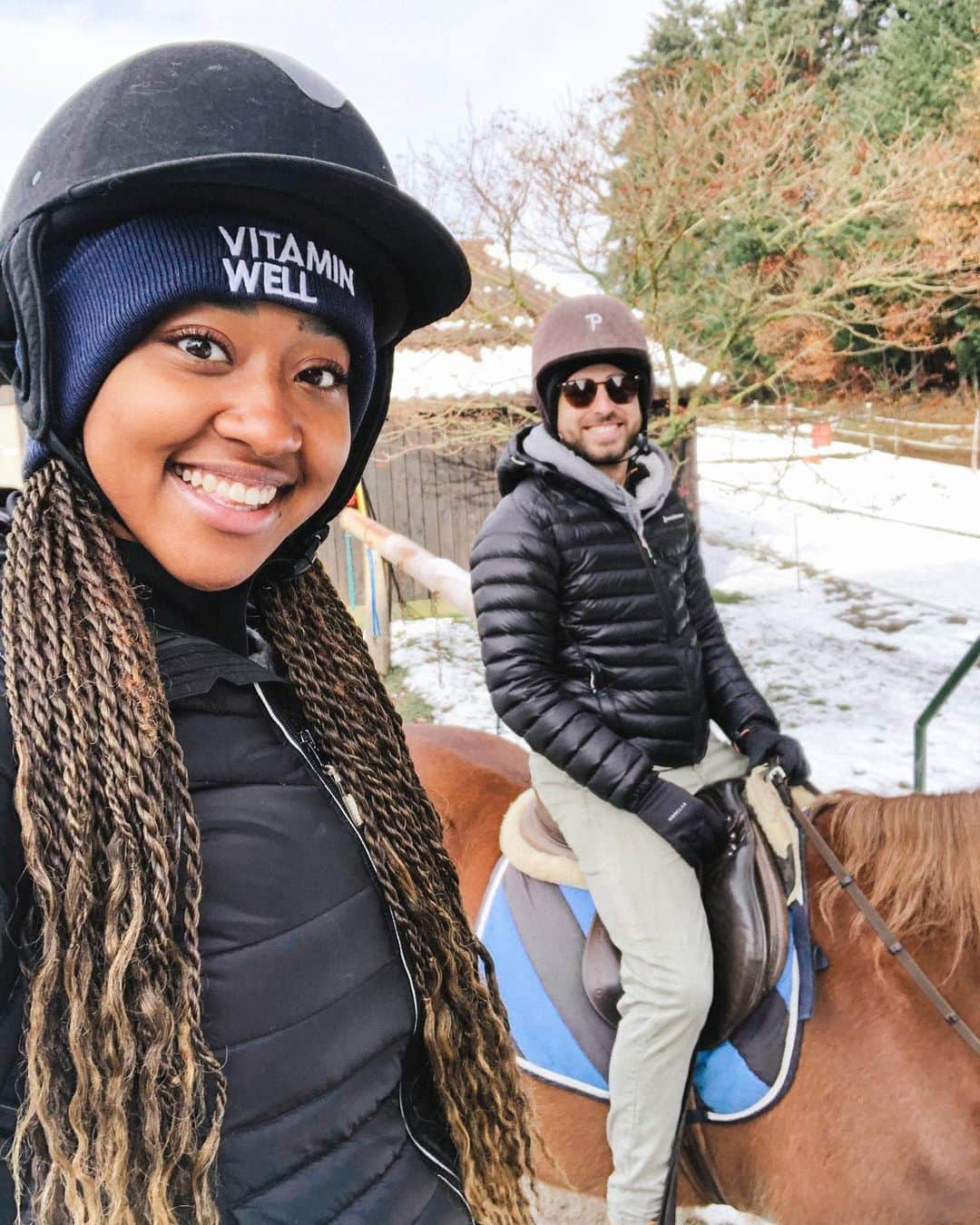 サラ・アチョのインスタグラム：「Back to Switzerland with a nice surprise from babe 🥰❤️ We went horseback riding in the snow 😻 how magical !!!??  . . . #couple #couplegoals #coupleshoot #couplesgoals #couplesofinstagram #fitcouple #happycouple #snow #horse #horses #horsebackriding #horseriding #vitaminwell #winter #cold」