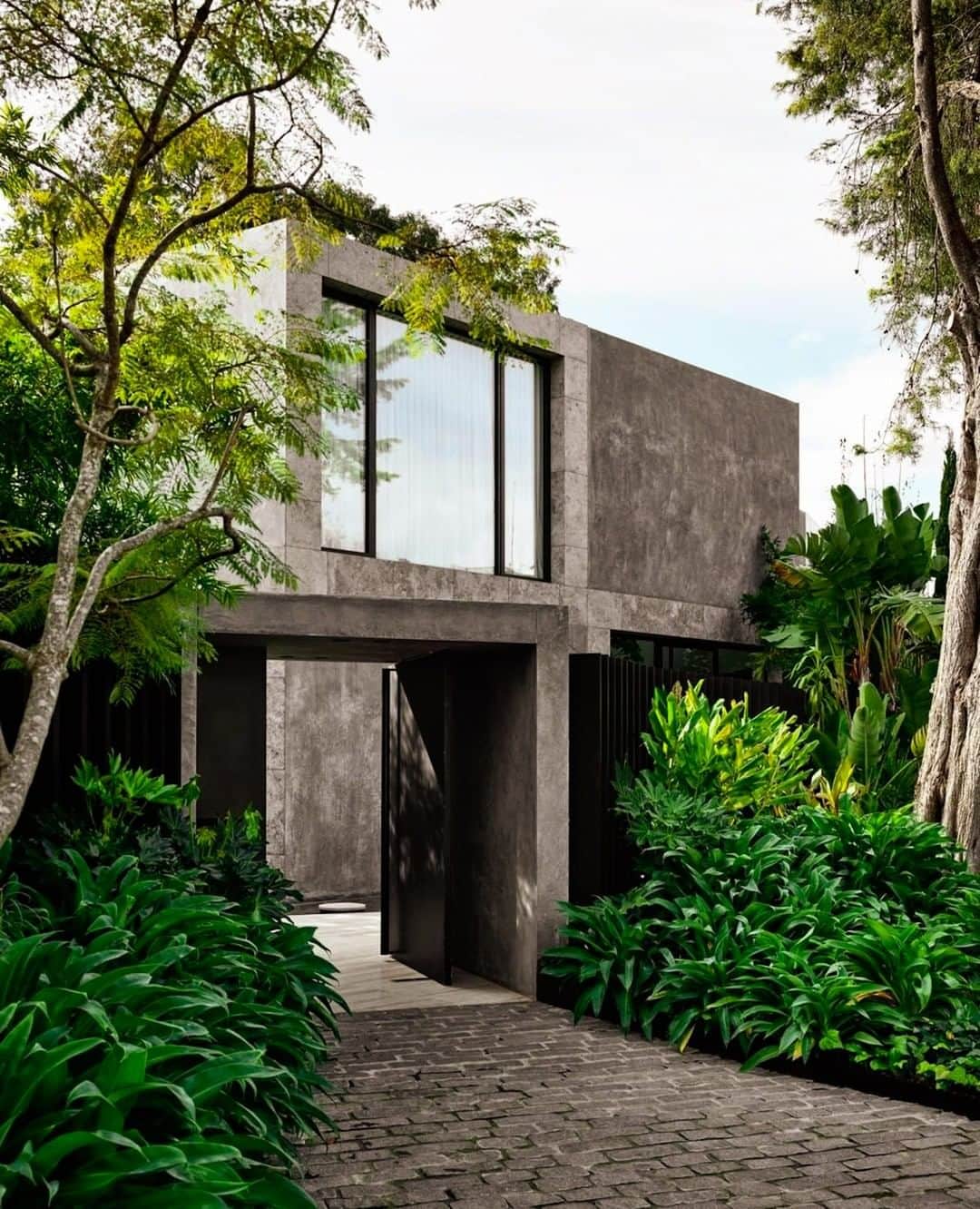 Architecture - Housesさんのインスタグラム写真 - (Architecture - HousesInstagram)「⁣ ⇊ Toorak home ⇊⁣ A beautiful project. A modernist stone façade. A house that blends in with its surroundings. [𝗬𝗼𝘂𝗿 𝘁𝘂𝗿𝗻 𝘁𝗼 𝗰𝗼𝗺𝗽𝗹𝗲𝘁𝗲 𝘁𝗵𝗲 𝘀𝗲𝗻𝘁𝗲𝗻𝗰𝗲] ▼ Tag an #archi lover who would enjoy this 💙⁣ _____⁣⁣⁣⁣⁣⁣⁣ 📸  @derek_swalwell  📐 @blightblightandblight  🎨 @flackstudio_  #archidesignhome⁣⁣⁣ _____⁣⁣⁣⁣⁣⁣⁣ #architecture #arquitectura #arquitecturamx #design #interiordesign #landscapedesign #building #instadaily #architecturephotography #architecturelovers #picoftheday」12月7日 1時50分 - _archidesignhome_