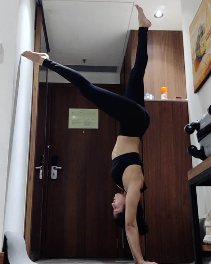 ティナ・デサイのインスタグラム：「The handstand practice is starting to show some results!!! 💃🎉🔥🎈」