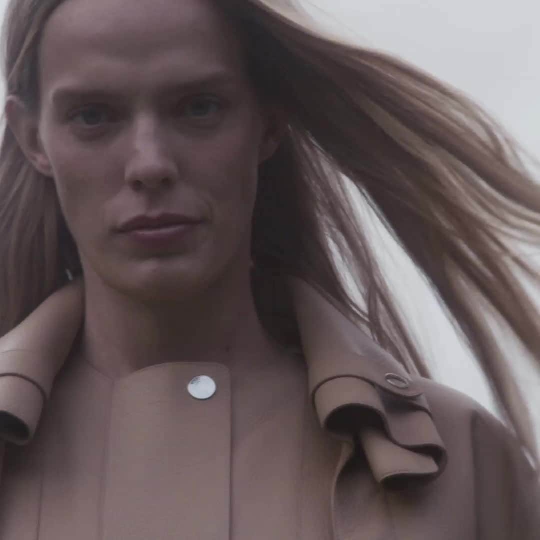 のインスタグラム：「Fine lines, delicious details.  #Everydetail #OuterElegance #RolledCollar #TrenchCoat #ClouDeSelle   #SpringSummer2021 #Hermes #HermesFemme」