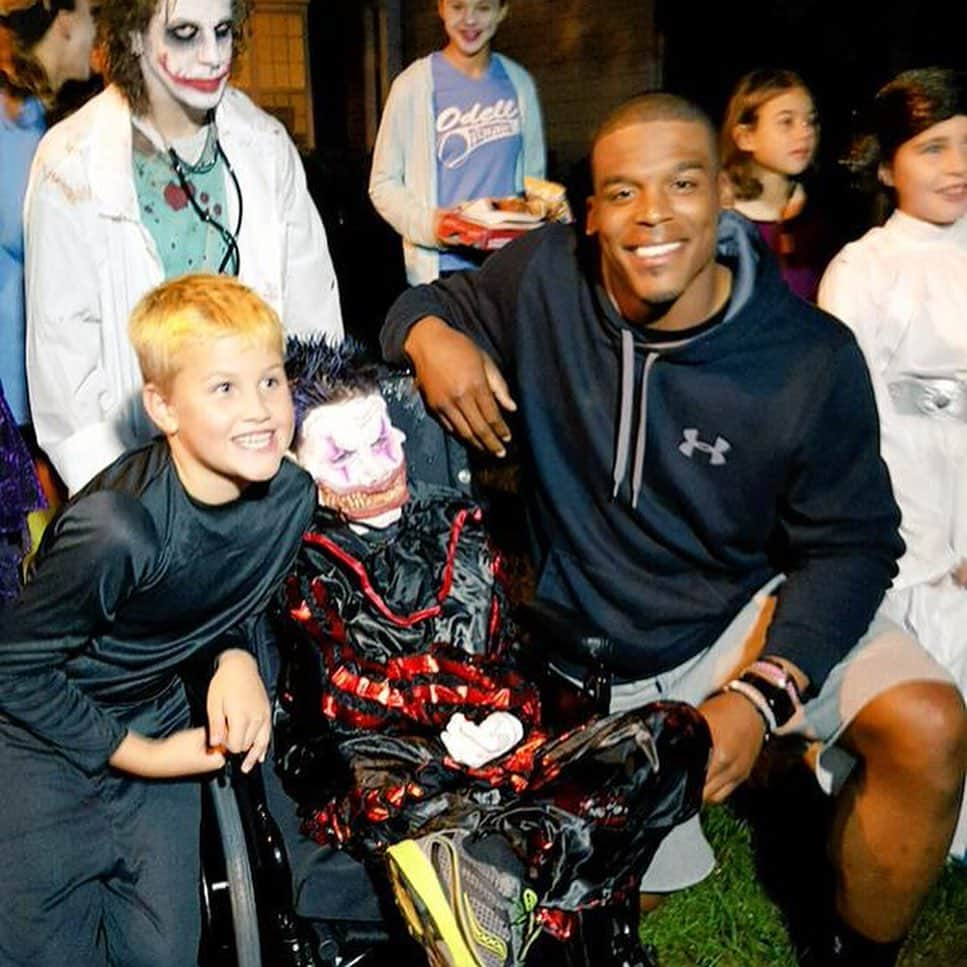 スポーツセンターさんのインスタグラム写真 - (スポーツセンターInstagram)「In 2015, Cam Newton heard about a Halloween party for a 10-year-old boy with terminal cancer, so he showed up with an ice cream truck to surprise him. ❤️ (via darkmastermindz, kellibartik/Twitter)」12月7日 2時00分 - sportscenter