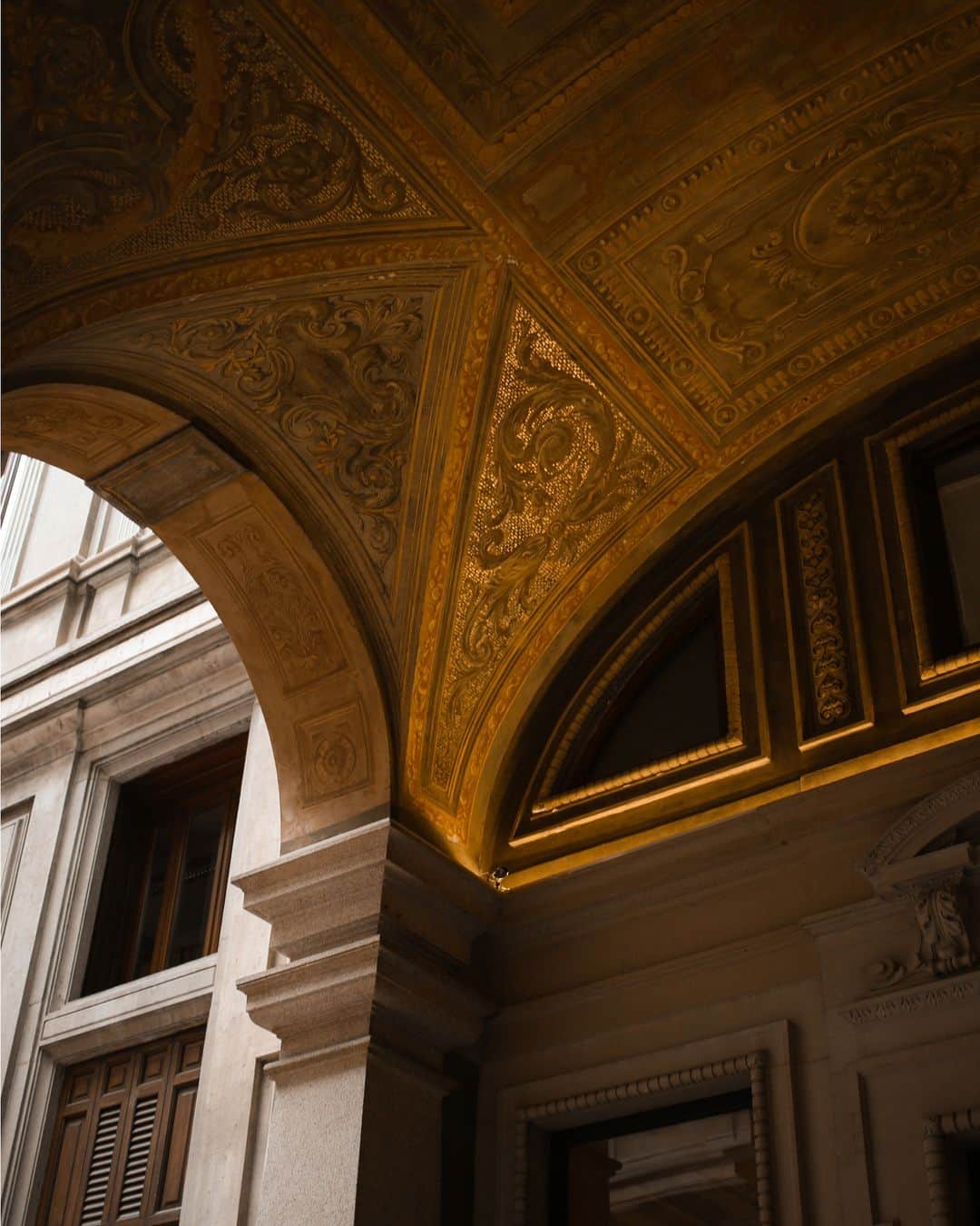 のインスタグラム：「Boglioli HQ⁣ Corso Venezia 36, Courtyard detail⁣ ⁣ #Boglioli #Milano #Courtyard #detail #HQ #elegant」