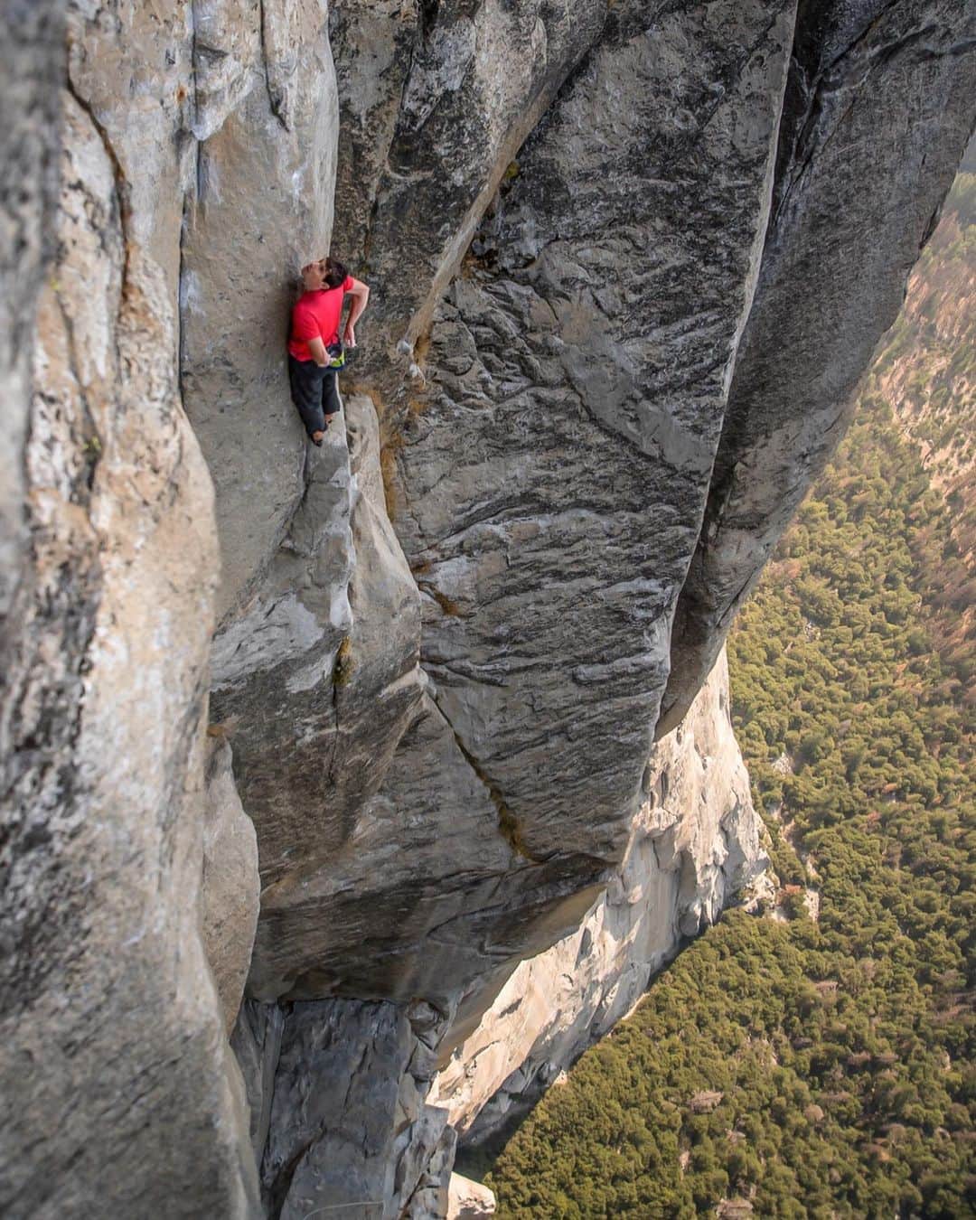 ジミー・チンのインスタグラム：「Every time I look at this photo I think about how this moment before the crux must have been so much worse than actually climbing through it. @alexhonnold chalking up... 2000ft up El Cap without a rope, contemplating the shitty holds on the Boulder Problem. ⁣ ⁣ Shot on assignment for @natgeo」