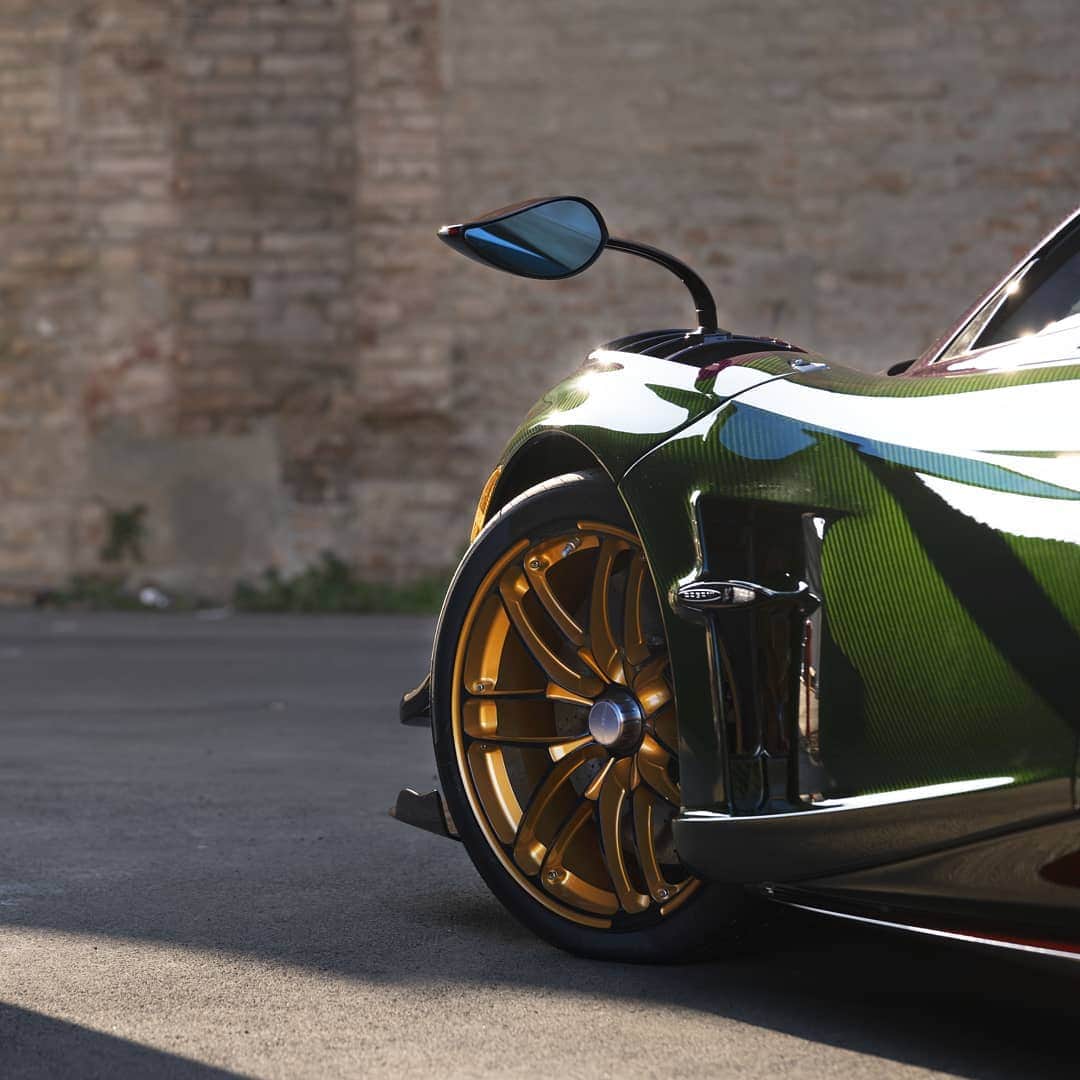 パガーニ・アウトモビリのインスタグラム：「A diamond made out of carbon fibre that wonderfully shines under sunlight.   This magnificent exemplar of Roadster BC displays three types of visible carbon fibre: the top of the car is Morgana purple, the middle is Smeraldo green, while the central stripes, the fins, the mirrors and the lower parts of the sides are Acero red. How wonderful!  #pagani #huayra #roadsterbc #ParcoInnovazione」