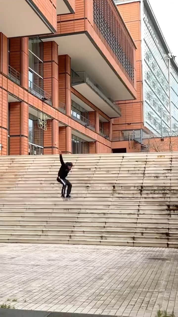 のインスタグラム：「😨😨 Will @aureliengiraud land it next time!?  #Skateboarding #Skateboard #Skate #Reels #MonsterEnergy」
