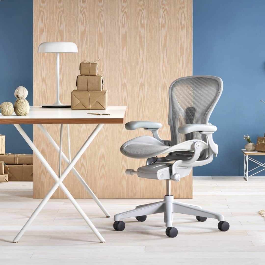 Herman Miller （ハーマンミラー）さんのインスタグラム写真 - (Herman Miller （ハーマンミラー）Instagram)「Treat your favorite WFH-er to blissful back support. This year, give the gift of ergonomic to the home office workers in your life. And here's a treat for you: free shipping on all performance seating. #hmathome #wfh #homeoffice」12月7日 2時41分 - hermanmiller