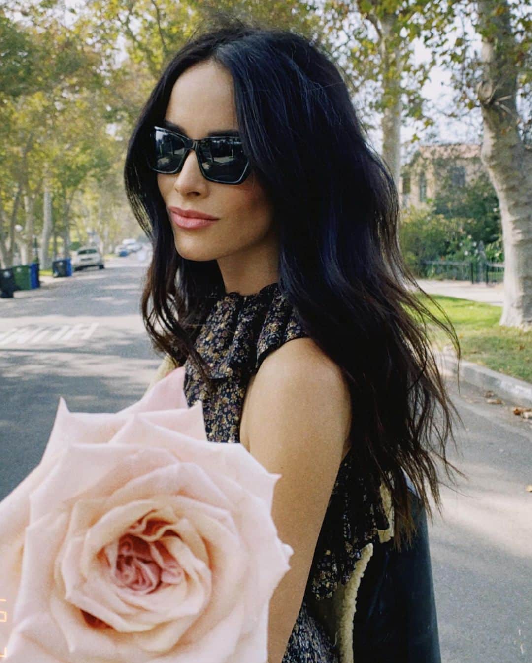 アビゲイル・スペンサーのインスタグラム：「Roses do not bloom hurriedly; for beauty, like any masterpiece, takes time to blossom. Matshona Dhliwayo. 📷 @claytonhawkins」