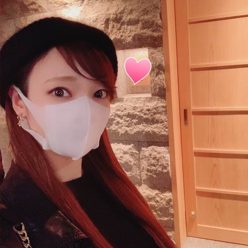 安藤麻貴さんのインスタグラム写真 - (安藤麻貴Instagram)「先日、行きつけのお寿司屋さんに行ってきました☺️💕  お寿司の写真がないのでこれだけ… 2日寝かせたねっとりイカのウニ乗せ♡ ウニのソースをかけて優勝🥺  #寿司 #広尾 #sushi #うに」12月7日 2時44分 - maki_nyan_3