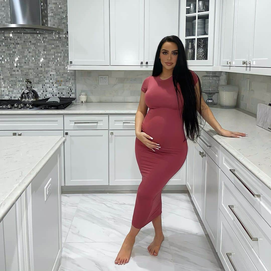 Carli Bybelさんのインスタグラム写真 - (Carli BybelInstagram)「#21weeks today! 🥰🤰🏻」12月7日 2時45分 - carlibel