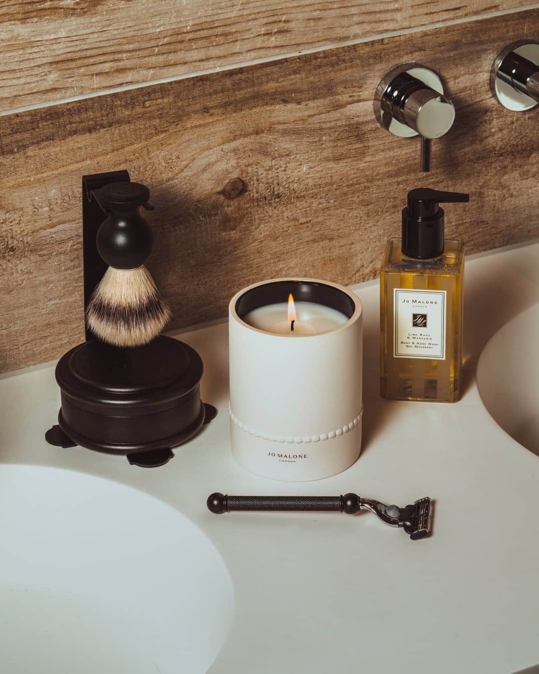 MR PORTERのインスタグラム：「Make your Sunday self-care routine extra special with a little help from @jomalonelondon's townhouse candles. Click the link in bio to shop. #MRPORTERLittleLuxuries」
